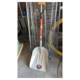 Grain shovel