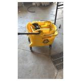 Industrial mop bucket