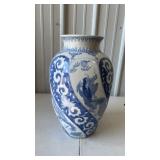 Chinese Blue/White Dragon Design Porcelain Vase