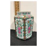 Chinese Famille Rose porcelain vase hand painted