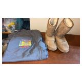 Womanï¿½s Ugg boots and 3XL racing tshirt
