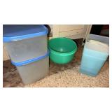 Miscellaneous Tupperware containers with lids and