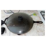 Lodge cast iron skillet with lid