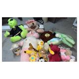 Lot of vintage stuffed animals