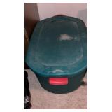 Tote with lid and moving blankets