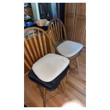 2 bar stools