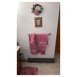 Picture 8 x 10" , wreath , bath towels and rugs