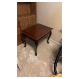 Nice wooden end table looks to be cherry wood