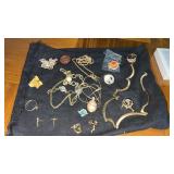 Miscellaneous gold tone, jewelry, necklaces, clip