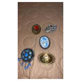 Group of womenï¿½s brooches