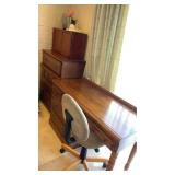 Dresser approximately  39.5 x 32 x  18 , separate