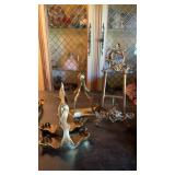 Lot of brass decorations including plate stands