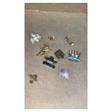 Miscellaneous gold and silver tone brooches and