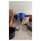 Misc lot of kitchen ware and utensils