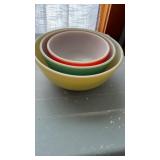Set of 3 Pyrex Nesting Bowls, some trim pant loss