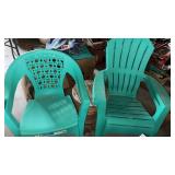 4 outdoor lawn chairs and table