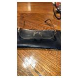 Menï¿½s glasses and case