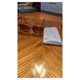 Womanï¿½s Sanford Hutton sunglasses and cloth case
