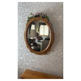 Oval shaped mirror approximately 27.5ï¿½ x 33ï¿½