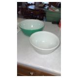 2 pyrex mixing bowls
