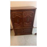Matching bedroom furniture set: chest of