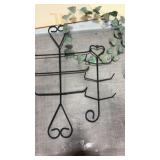 Metal plate rack and decorative wall hangings