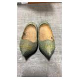Vintage hand carved Dutch primitive childï¿½s shoes