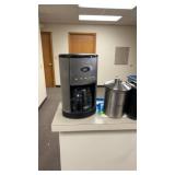 Kitchen lot including coffee maker/pot, toaster