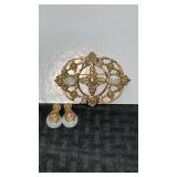 Womanï¿½s gold tone brooch and  matching pierced