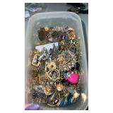 Miscellaneous broken jewelry