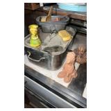 Small roasting pan, chalk, mouse, toothpick,