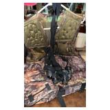 Primos Tree Hunting Vest & Bushnell 7x35