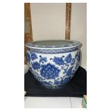Chinese blue and white porcelain planter/fishbowl