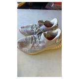 Size 9.5  adidas Yeezy Boost  350  V2 static non
