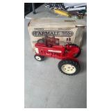 ERTL Farmall 1:16 Scale model 350 box has damage