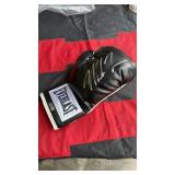 Mike Tyson boxing glove Heritage auth.