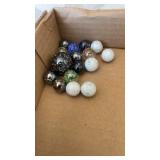 1 speckled shooter & 15 regular speckled marbles.