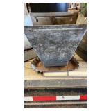 Metal feeder