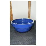 9ï¿½ USA. Blue stoneware bowl