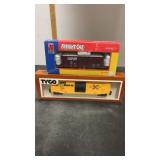 1-TYCO Billboard Box Car & 1-Life-Like Trains 40ï¿½