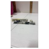 1/87 scale semi truck and trailer  John Deere