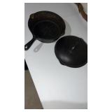 Cast iron skillet with lid
