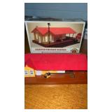 HO Bachmann Lighted Freight Station