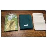 1 Table Cloth w/ 4 Placemats approx. 54x48 & 2