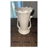 Hull pottery Granada vase crème matte