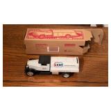 ERTL Collectables Ford F-700 p#0927