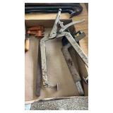 One wood clamp one Olympia clamp 1 square