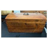 Wood box   22 x 13 x 11'