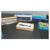 5 Athearn HO Railroad Cars, Boxcars , Tanker,