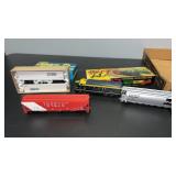 HO Athearn Railroad Cars & Roundhouse Santa Fe